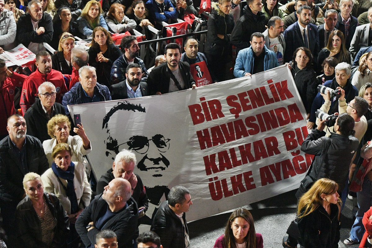 9 Mart 2025’in sakin bir sabahında, bomboş ve uzunca bir koridorda, kadrajın ardında ilk kez duyduğum o cümle aylar sonra gelip beni bambaşka bir yerde, bambaşka bir şekilde buluveriyor. Üstelik umudumu tazeliyor, ayağa kaldırıyor..