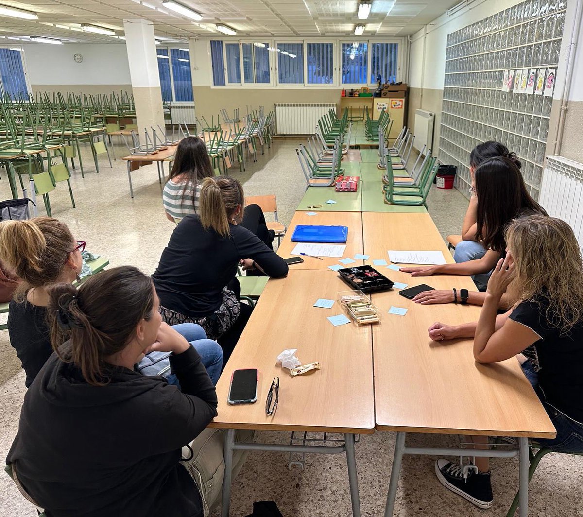 EscolaAfa's tweet photo. ☝️✍🏻👌Avui ens hem reunit amb totes les comissions de l’AFA per conèixen’s, fent dinàmiques de grup i seguí treballant de manera compartida, posant en comú tots els temes a valorar i aportant propostes de millora.

Seguim amb dedicació i esforç per aconseguir una escola millor 🔝 https://t.co/tk0ZYhCEkp
