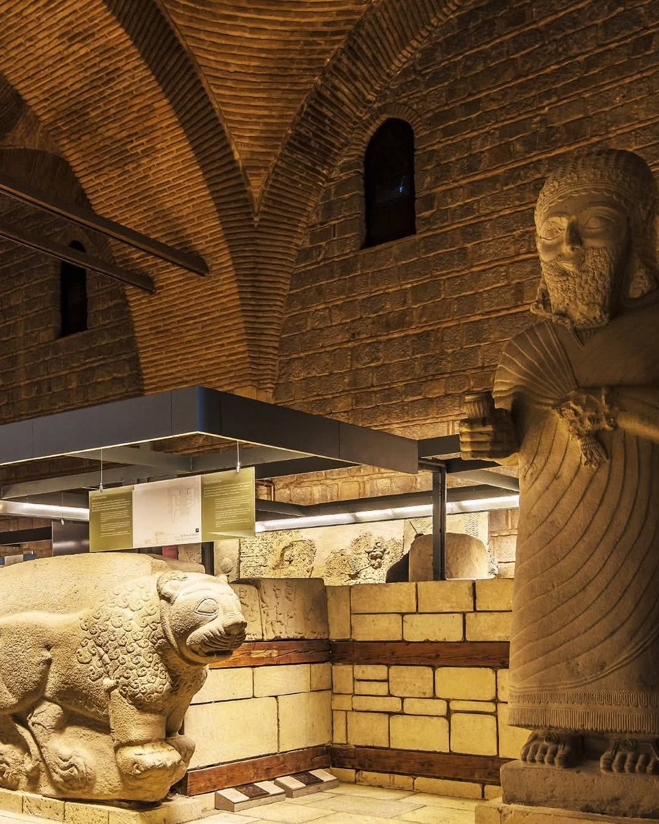 1- Hitit Kralı Mutallu'nun (Tarhunda) kireçtaşı heykeli, Geç Hitit sanatının önemli bir örneğidir. MÖ 8. yüzyıla tarihlenen eser, Asur Kralı II. Sargon'a bağlı yerel yönetici Mutallu'yu betimler. Malatya Arslantepe'de saray girişinde gömülü halde bulunmuş,