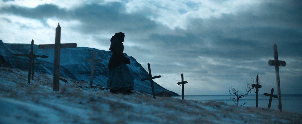 JackOCine's tweet image. La rudesse du décor, fascinantes terres islandaises, imposait déjà l’introspection aux personnages. #TheDamned y rajoute une strate plus troublante encore, convoquant fantômes et croyances pour faire de cette lutte contre les éléments une expérience physique et spirituelle.