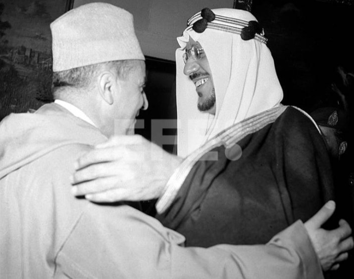 استقبال ملك المملكة العربية السعودية سعود بن عبد العزيز للسلطان محمد الخامس بن يوسف العلوي  بالسفارة السعودية بالعاصمة الإسبانية مدريد  بتاريخ 2 فبراير سنة 1957