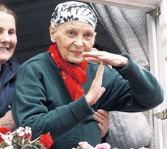 cumhuriyetgzt1's tweet photo. Özgür Özel:

"Türkan Saylan’ın evini bastılar.  O sırada bir polis memuru kaşla göz arasında Türkan Saylan’ın kulağına eğildi. ‘Çok ihtiyacım var, evladıma burs olabilir mi?’ dedi. Türkan Hoca, ismini aldı. Sonra polisler gittiler. Türkan Hoca bu ricayı görev bildi. Aileye ulaştı, burs ayarlandı

O gün evi basmaya gelen polisin çocuğu Çağdaş Yaşam’dan yıllarca burs aldı, mezun oldu. Demek ki neymiş? En acımasız zulümlere bile direnirken bizim gibi insanlar düşmanlarına benzemiyormuş"
https://t.co/8rrICBJTTX