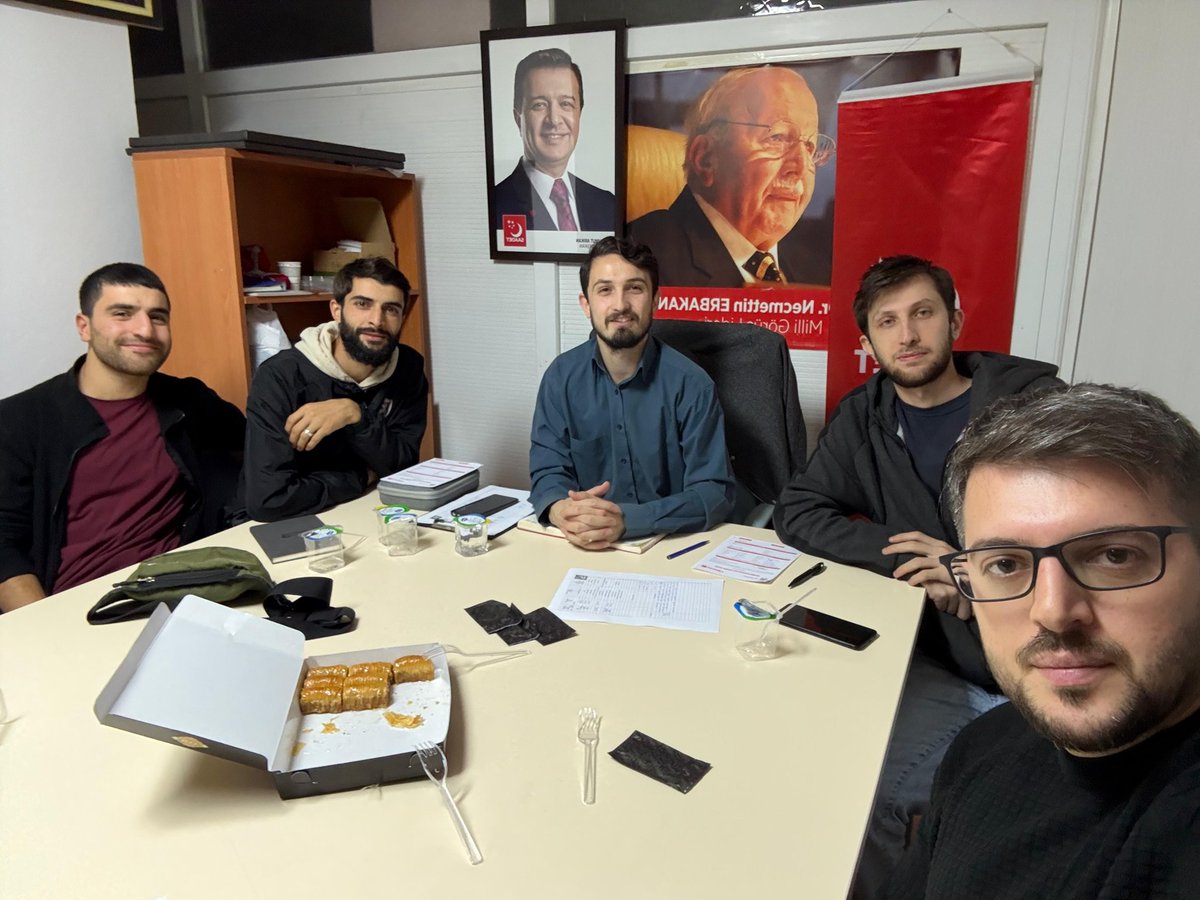📍 Genç Saadet Arnavutköy
Haftalık olağan toplantımızı Elhamdülillah gerçekleştirdik.
Yeni bir dünya idealimiz için azimle, inançla ve kararlılıkla çalışmaya devam ediyoruz. 🌿🤝