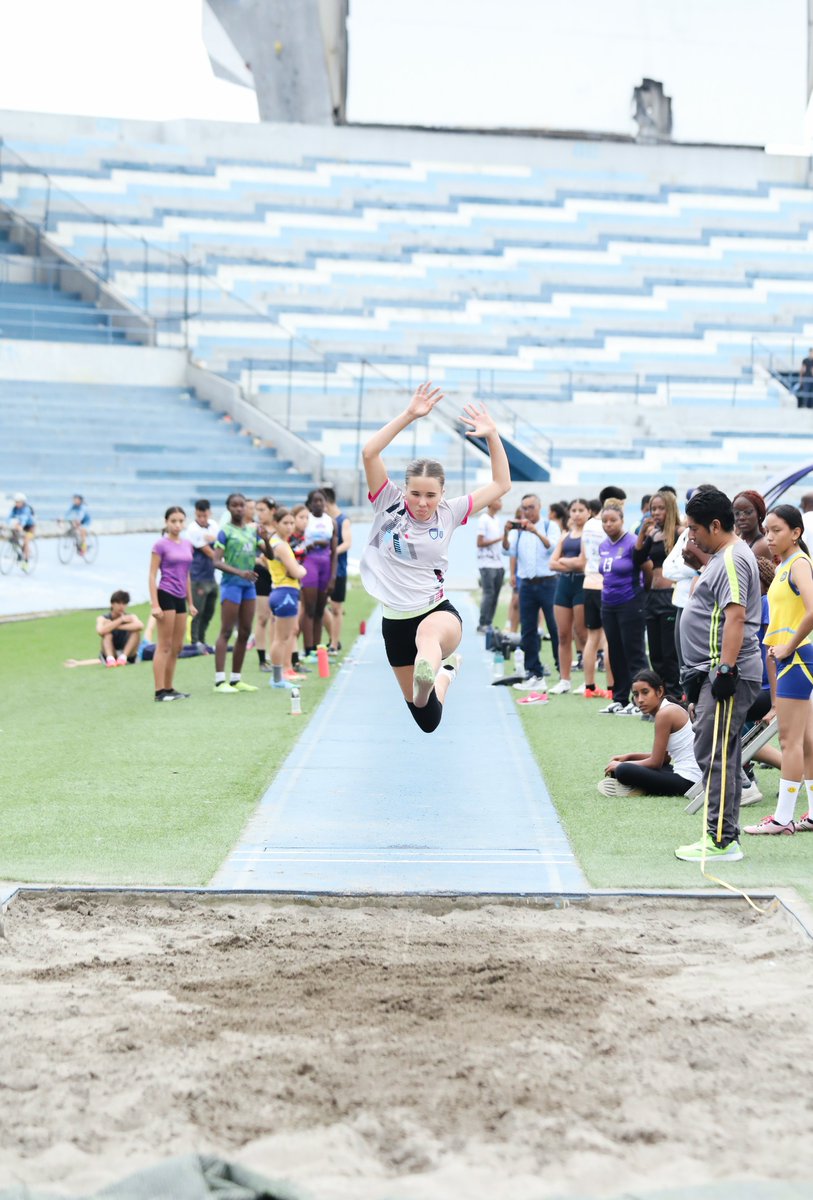 Con la presencia de más de 300 deportistas, este miércoles 8 de octubre se desarrolla la segunda jornada del Torneo Provincial Selectivo de Atletismo Infantil.

Durante la competencia, los entrenadores de Fedeguayas evalúan el desempeño de los participantes con el objetivo de