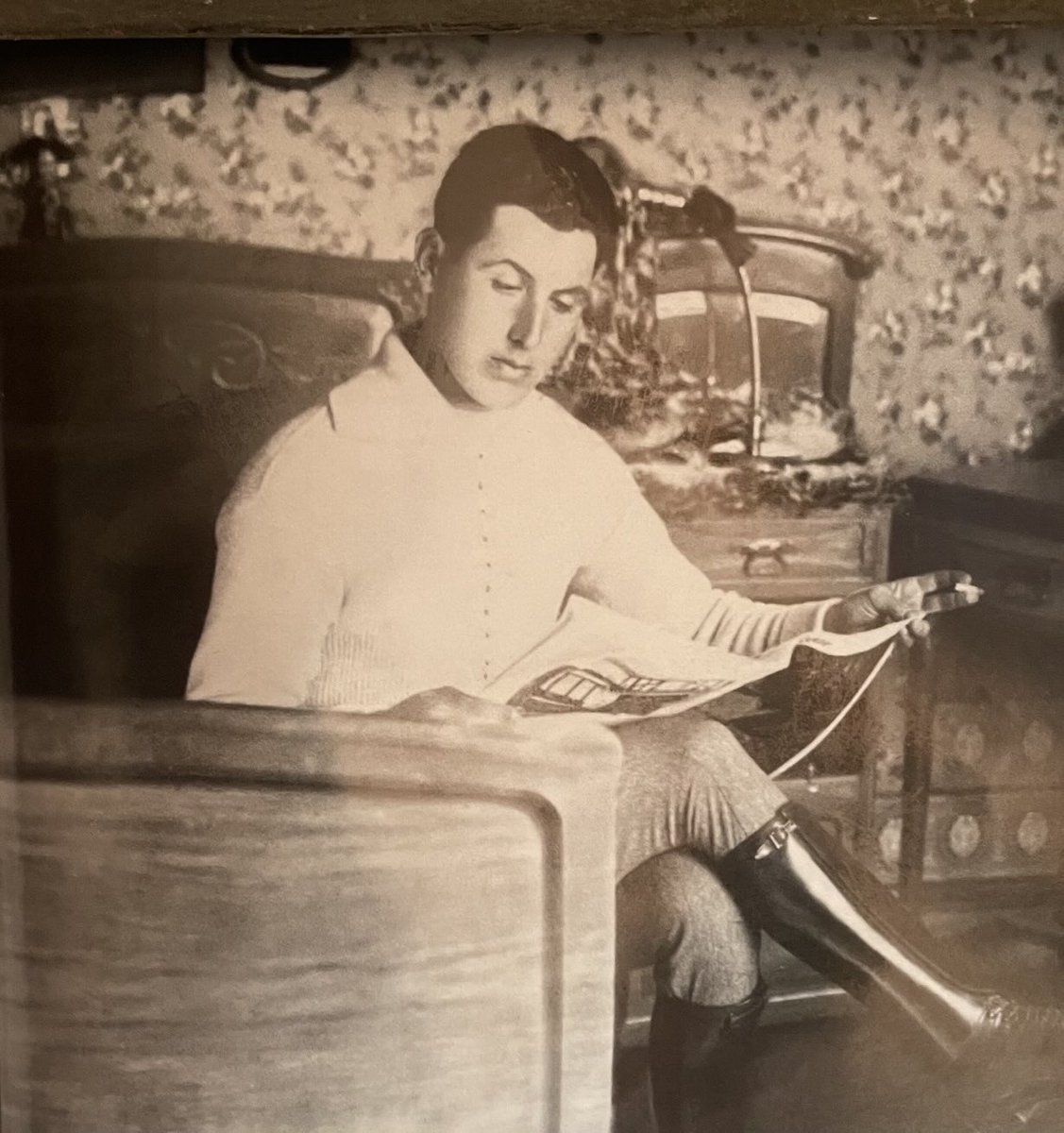 Un joven Juan Domingo Perón lee el diario. Se entera de lo que sucede hoy en el Patria. Piensa: “Hay que volver bien peronistas”. Feliz Cumpleaños Mi General!!!