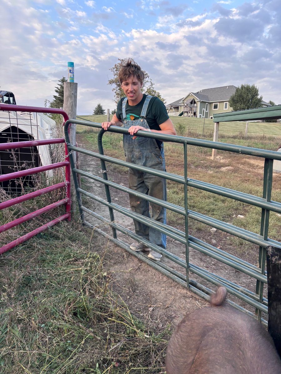Athletes: ✅
Students: ✅
Pig wranglers: ✅

Our guys have many talents. Thanks to the Lechtenberg's for having us out! #ETR #TeamLewis