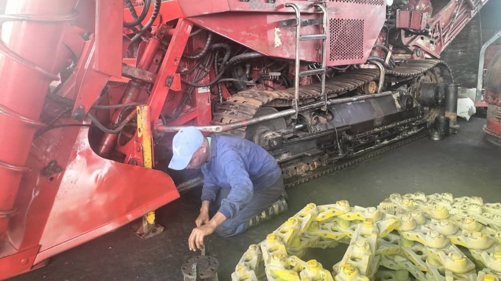 DrRobertoMOjeda's tweet image. La innovación y el deseo de avanzar caracterizan al colectivo del taller de reparación de maquinarias de la Empresa Agroindustrial Uruguay, ubicada en Jatibonico, #SanctiSpíritus. Hasta allí llegamos para intercambiar con sus trabajadores. #GenteQueSuma