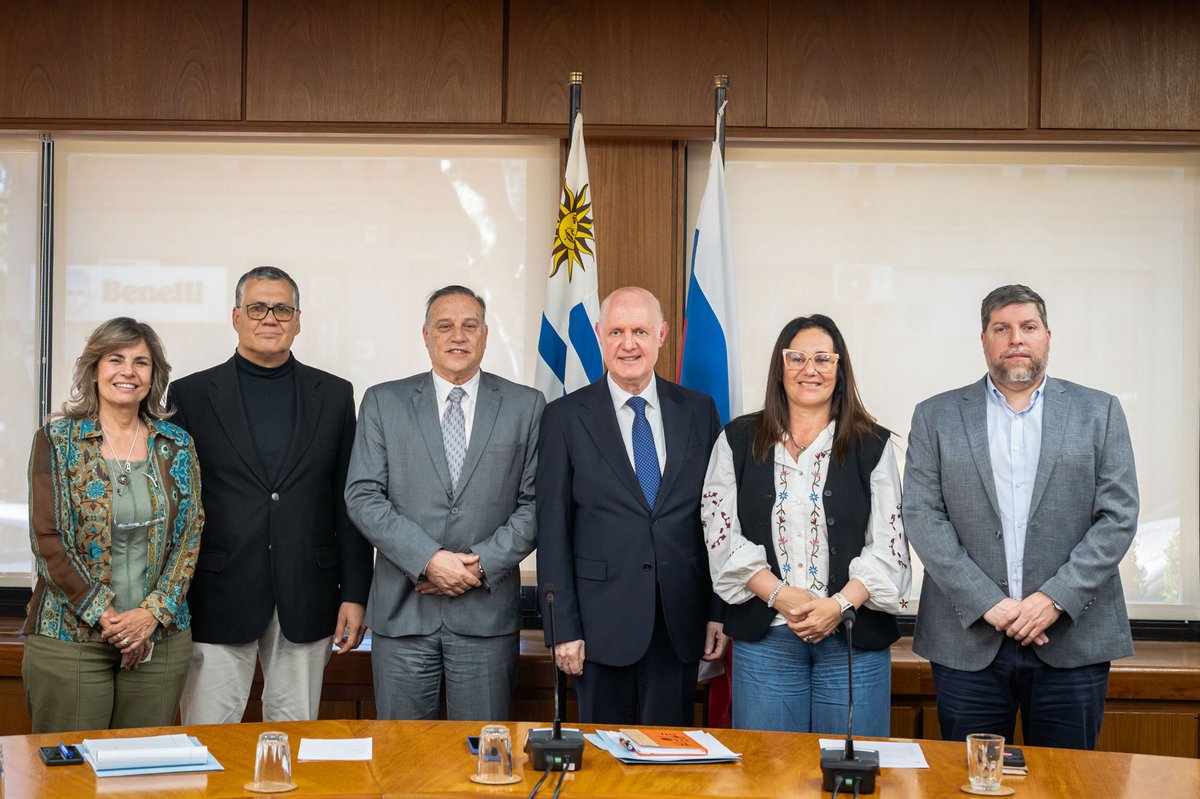 La Comisión de Asuntos Internacionales recibió al Embajador de Rusia en Uruguay, Sr. A.Isakov acompañado por el Sr. Primer consejero Sergei Leontiev y el Sr. Segundo secretario Andrei Druzhilovskiy.