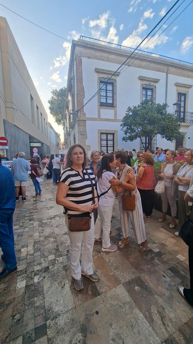 Hoy he estado en la concentración ciudadana en #Almería para defender la #SanidadPública