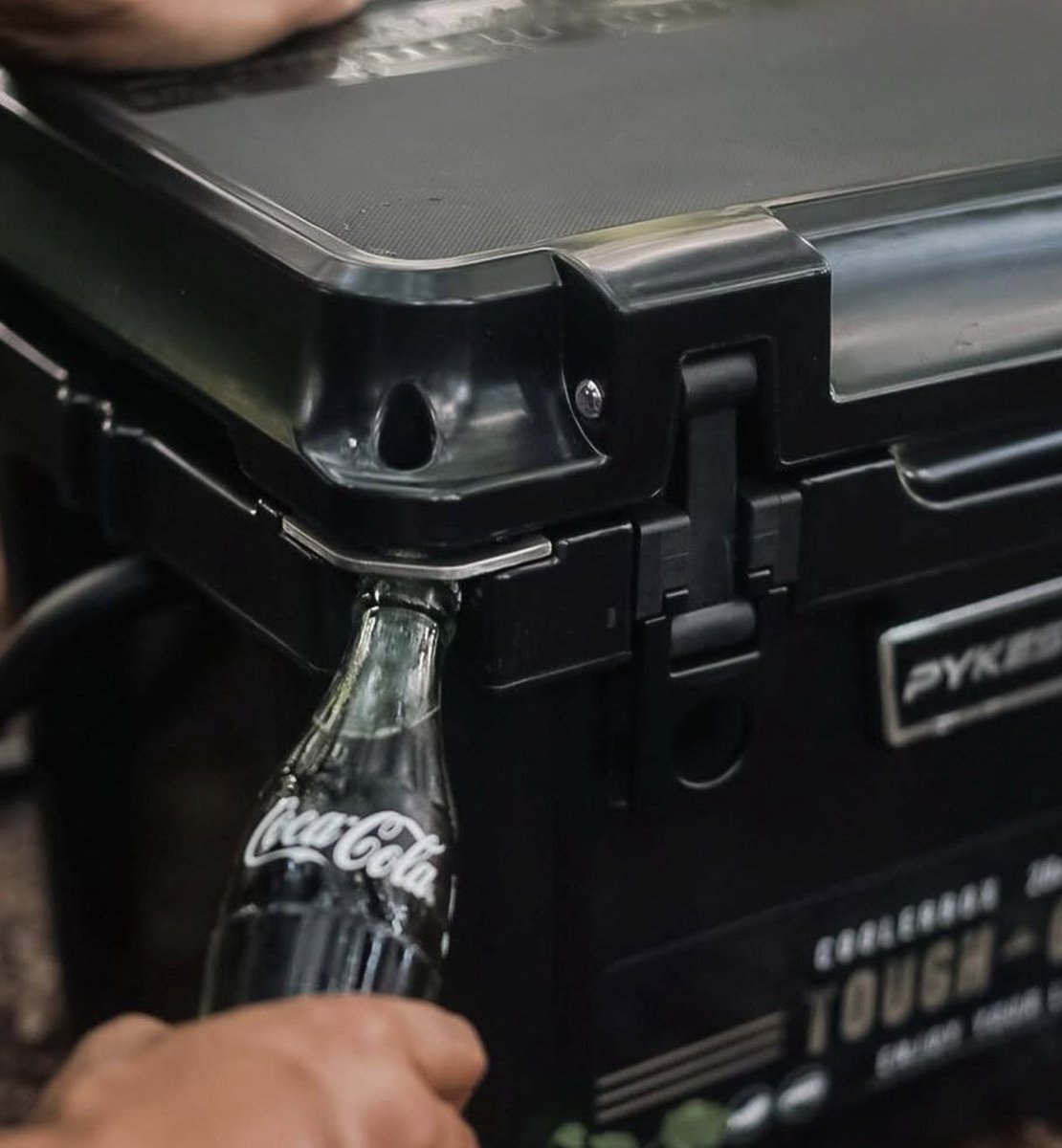 頑丈設計でオシャレなのクーラーボックス💪

専用の栓抜きがついているので、
冷たい飲み物がすぐ飲めちゃう🍹
フタの上部に保冷剤を取り付けられるから
冷やしたいものが沢山入るのも嬉しいポイント✨

今ならプライム感謝祭特別価格で販売中！
#Amazonプライム感謝祭