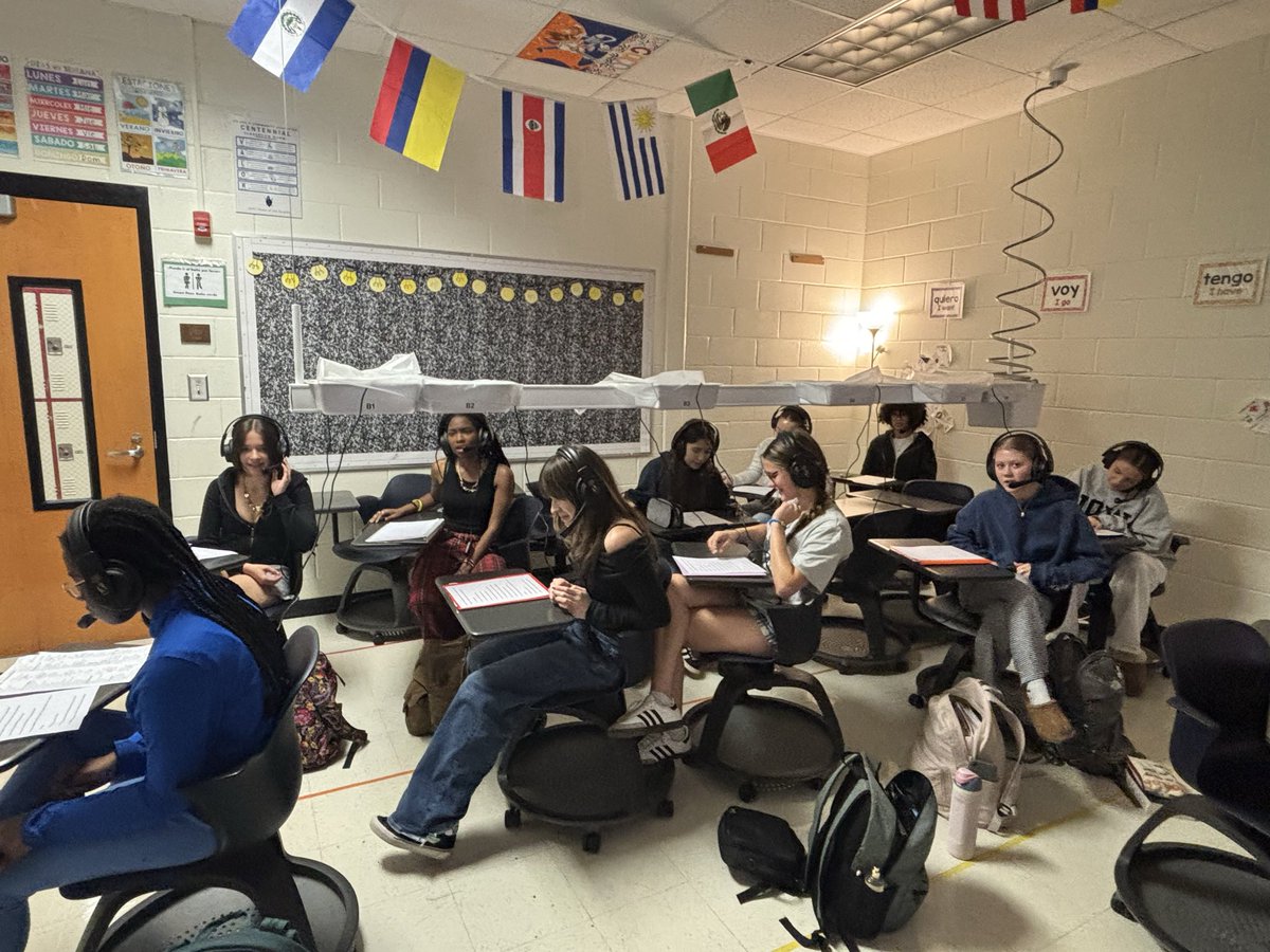 CHSWLanguage's tweet image. Spanish 3 students are using the language lab to talk about their childhood, practicing both speaking and listening comprehension. They’re strengthening their communication skills and gaining confidence! 💬🎧#LanguageLearning  @The_CHSKnights