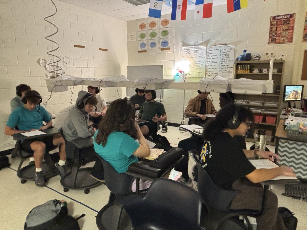 CHSWLanguage's tweet image. Spanish 3 students are using the language lab to talk about their childhood, practicing both speaking and listening comprehension. They’re strengthening their communication skills and gaining confidence! 💬🎧#LanguageLearning  @The_CHSKnights