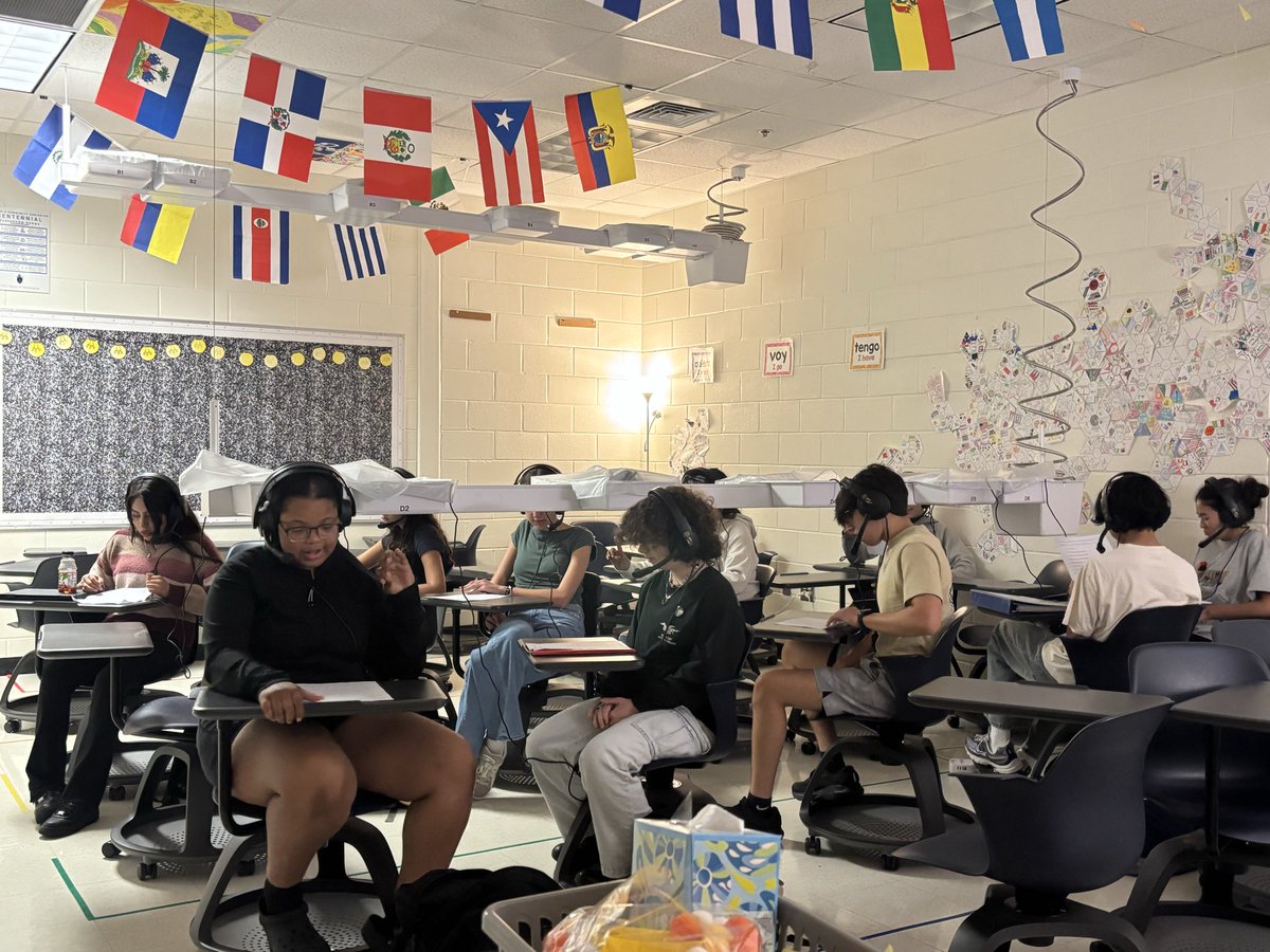 CHSWLanguage's tweet image. Spanish 3 students are using the language lab to talk about their childhood, practicing both speaking and listening comprehension. They’re strengthening their communication skills and gaining confidence! 💬🎧#LanguageLearning  @The_CHSKnights