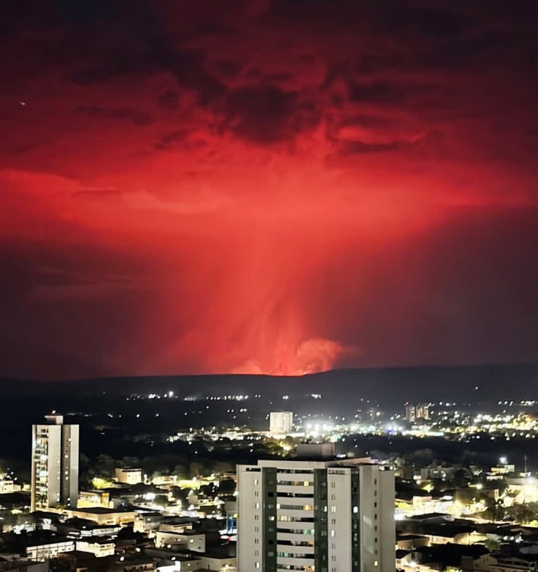 izaqueoeav's tweet image. 🇧🇷 Uma forte luz nos céus foi registrada por moradores do Município de Barreiras, na Bahia.
Registro aconteceu na noite de ontem 8 de Outubro de 2025.
