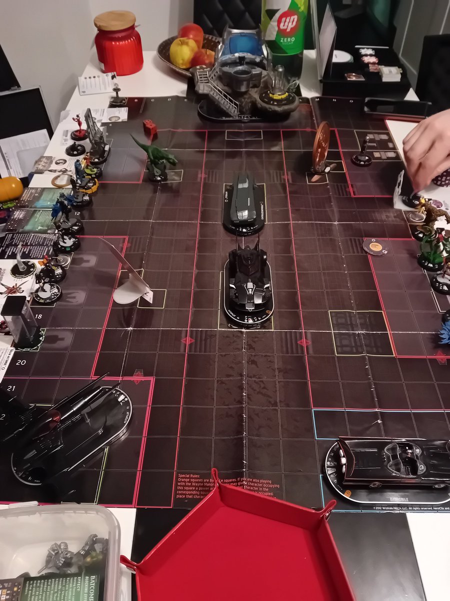 MarkLegend007's tweet image. Game 64 ##heroclix Gotham Underworld has found the Batcave.
Good game, saw a bunch of powers used.
Red Hood made himself a target.
Alfred helped Damian stop the Joker for an extra 25pts.
Batman &amp;amp; Azrael teamed up to.finally stop a double venom fuelled Bane