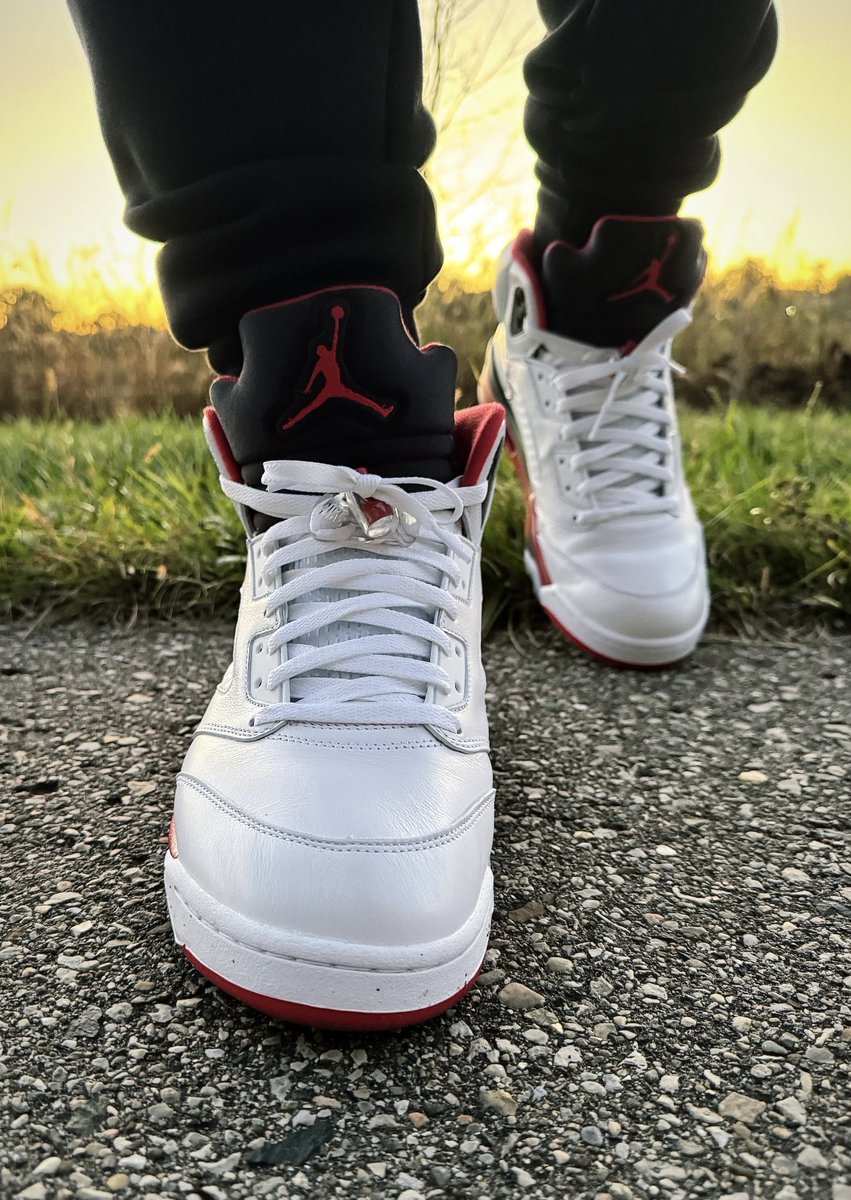 NNavram's tweet image. Fire Reds at twilight turned a random walk into an epic photo shoot! 🌅👀🔥 

Happy Wednesday we made it! @snkr_twitr