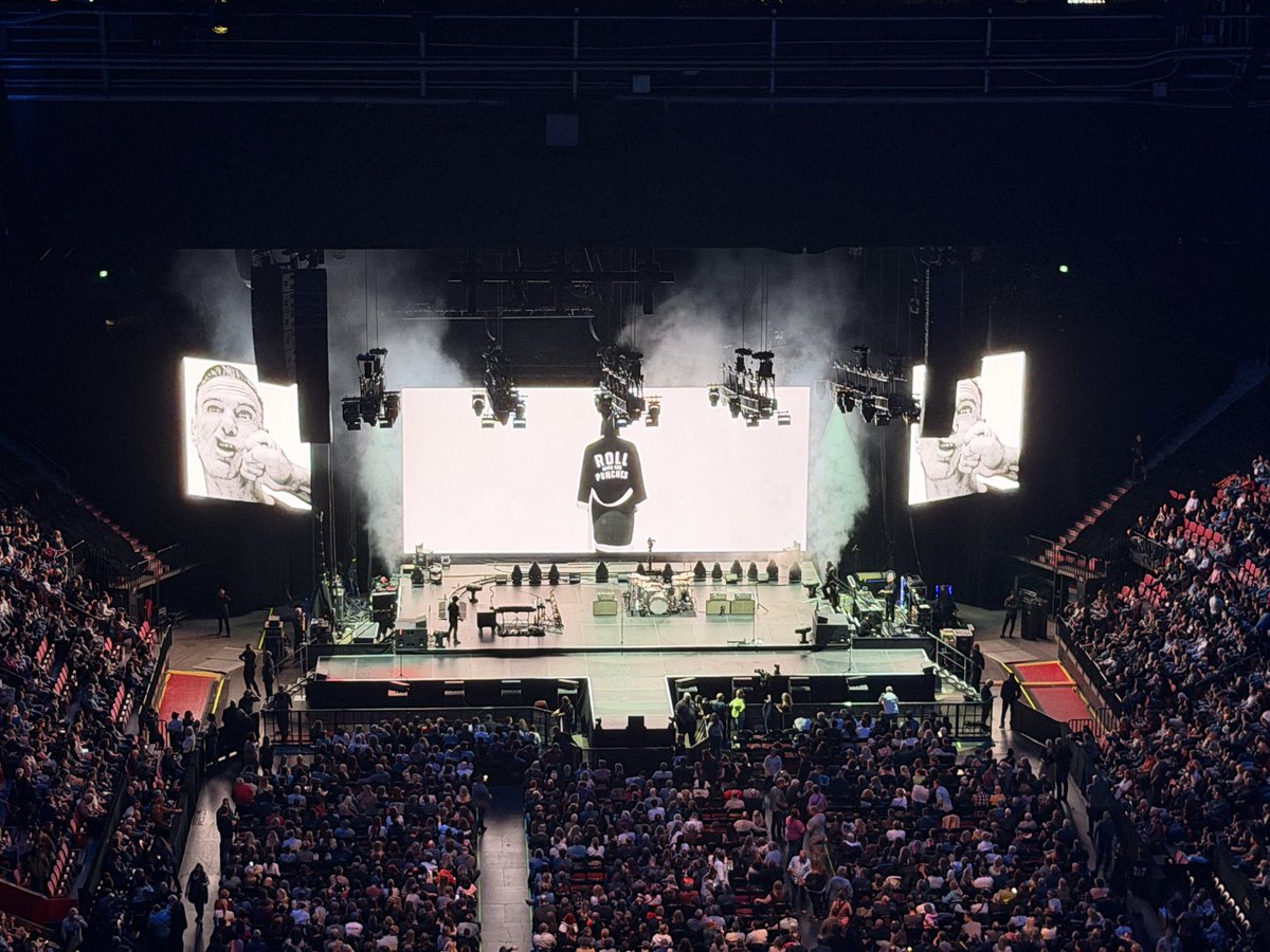 archiecoder's tweet image. My wife, @bryanadams and me tonight ☺️