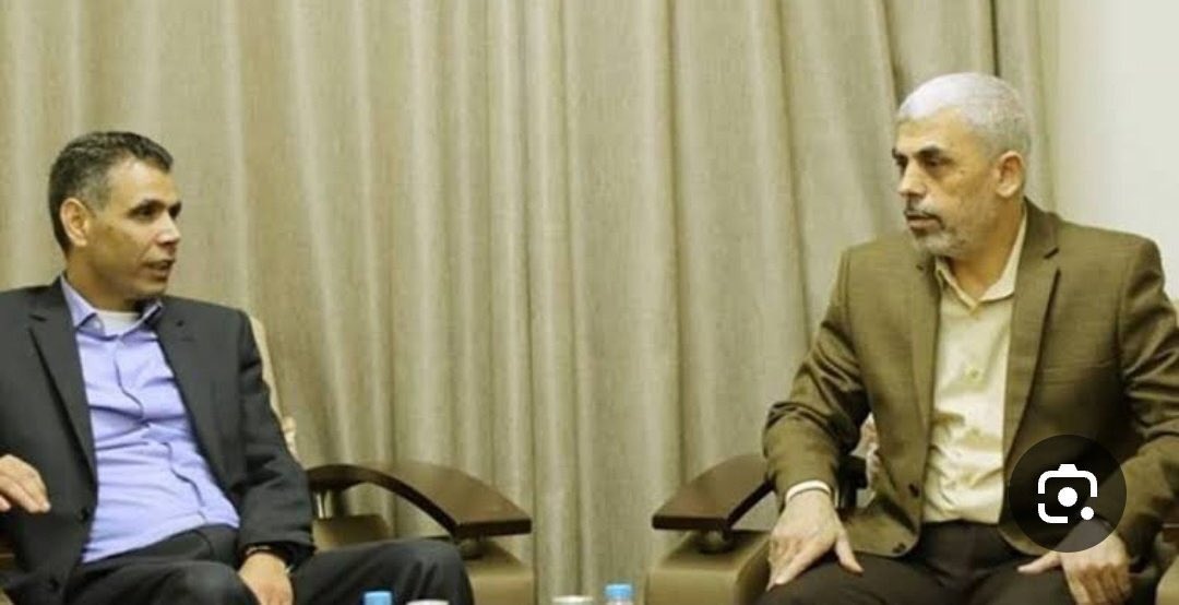 اللواء المصري أحمد عبد الخالق ، شخصية لها احترامها في #غزة ، 14 عام متواجد في كل مفاوضات تتعلق بغزة ، اليوم حاضرا في مفاوضات وقف الحرب ، يتهمه الاسرائيليين دائما انه يغير بنود الاتفاق في اخر اللحظات لصالح الفلسطينيين ولايحبون تواجده في أي اجتماع ، احد الجنود المجهولين الابطال