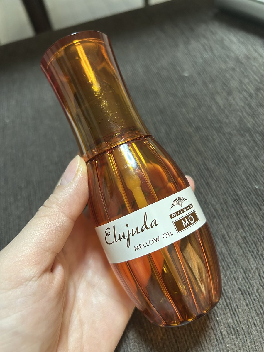 試供品の化粧水とヘアオイル✨️
このオイル気に入ってたけど、私の髪質が変わったのか、オイル分多くなり過ぎたのか、合わなくなってきた⤵
ヘアミルクに変えよかな𓂃🫧
しばらくは毛先だけﾊﾞｰｼﾞﾝｵﾘｰﾌﾞｵｲﾙにしてこちらも使い切っていこう🫒
買ってないから減る一方♪
 #使い切り