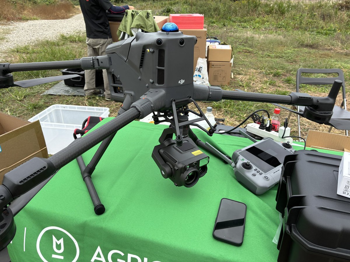 Skyrobot_corp's tweet image. おはようございます！
しばらく投稿が滞ってしまいましたが今日からまた元気に弊社の様子をお伝えしていきます💪

先日お客様にT25とMatrice400のご納品させて頂いてる様子になります！

 #ドローン  #DJI  #企業公式相互フォロー