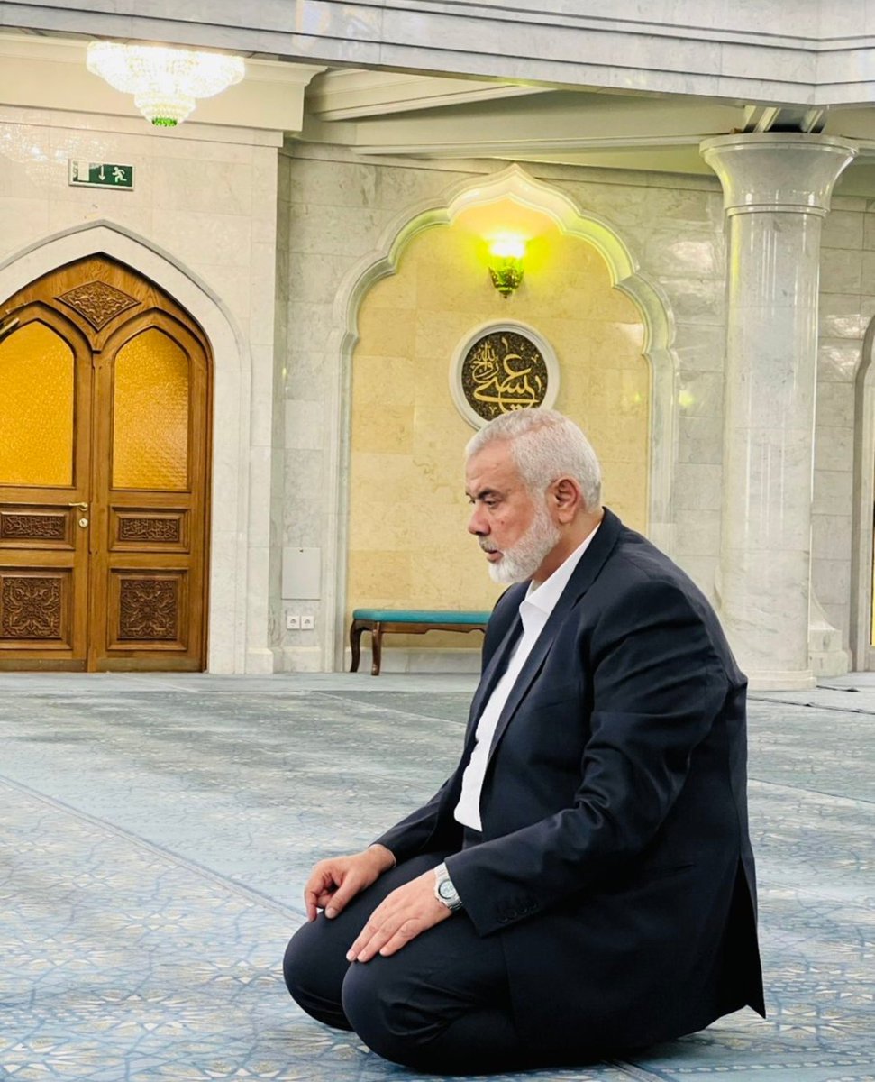 نم قرير العين يا قائد المجاهدين..رجالك أعلنوها مدوية:
نحن على العهد يا أبالعبد.
قادة #حماس فاوضوا العالم مرفوعي الراس، وتوصلوا إلى إيقاف الحرب وتبادل الأسرى برعاية دولية، ودخول الإغاثة والمساعدات الإنسانية، بعد عامين من قتال الرجال وصمود الجبال. #حماس_فخر_الأمة