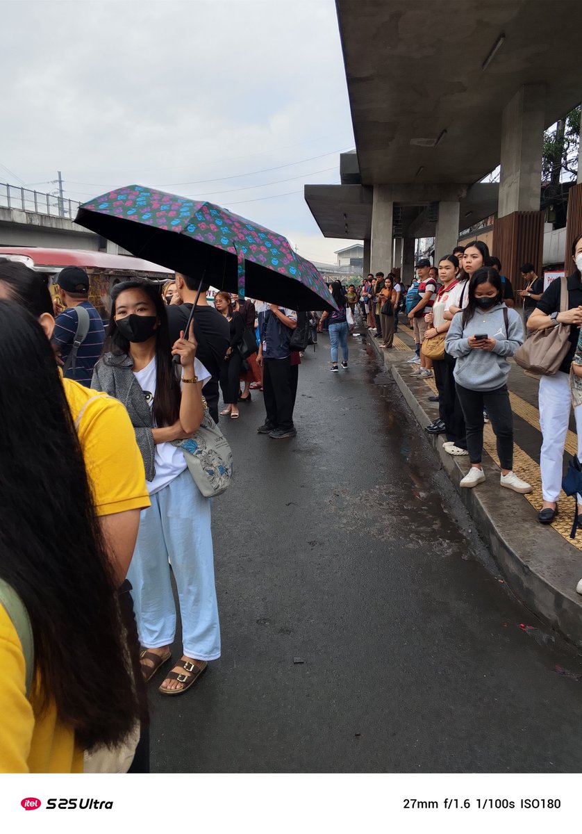 Church20156750's tweet photo. Ganito kahirap sumakay pag may nakabantay sa umaga. Sandigan yan. https://t.co/bazI2MD1YP