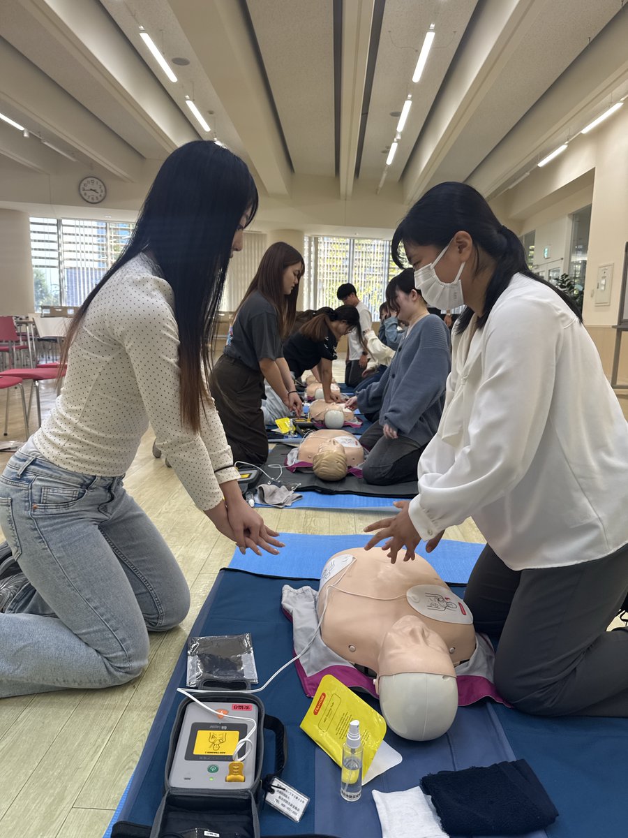 Tohoku_mpu's tweet photo. 大学祭を前に、実行委員の学生の提案で、初めて仙台市防災安全協会をお招きし、普通救命講習を行いました。
講師の経験談に真剣に耳を傾け、実技にも意欲的に挑む姿が印象的でした。
安全・安心な運営へ準備を進めています✊
#東北医科薬科大学
#TMPU
#大学祭 https://t.co/QNCyXfR7So