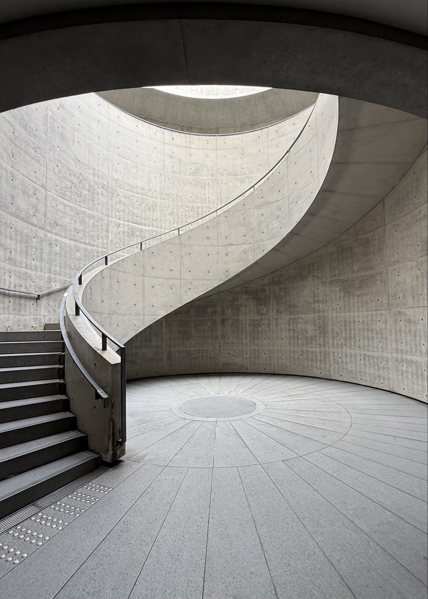 Una foto de ahora que estuve visitando las obras de Tadao Ando, aqui las escaleras Hyogo Prefectural Museum of Art del año 95
