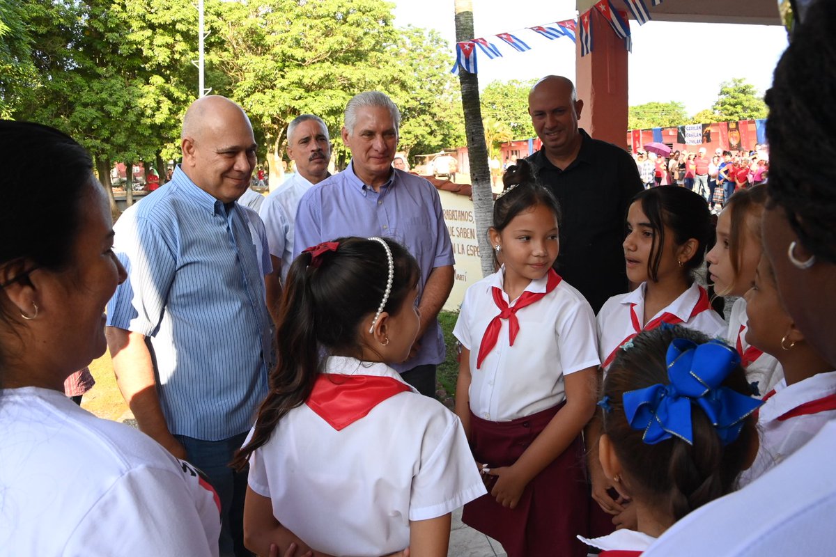 DiazCanelB's tweet image. Momento de emociones, de recordar otro aniversario de la caída del Che, y de confirmar que en las generaciones nuevas está la esencia de la sociedad soñada por el Guerrillero Heroico.

Con esa fuerte motivación recorrimos luego Chambas, Ciro Redondo y Jatibonico.

2/2