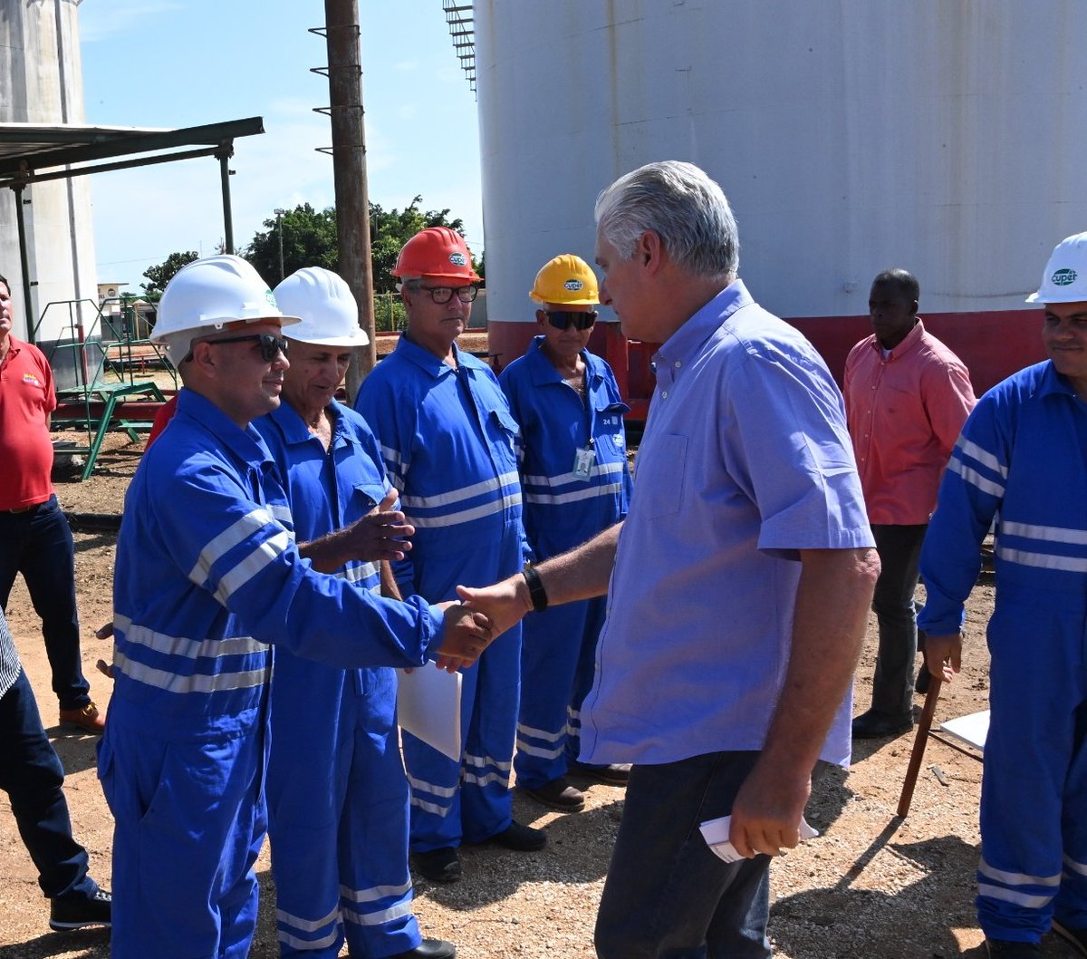 DiazCanelB's tweet image. Momento de emociones, de recordar otro aniversario de la caída del Che, y de confirmar que en las generaciones nuevas está la esencia de la sociedad soñada por el Guerrillero Heroico.

Con esa fuerte motivación recorrimos luego Chambas, Ciro Redondo y Jatibonico.

2/2