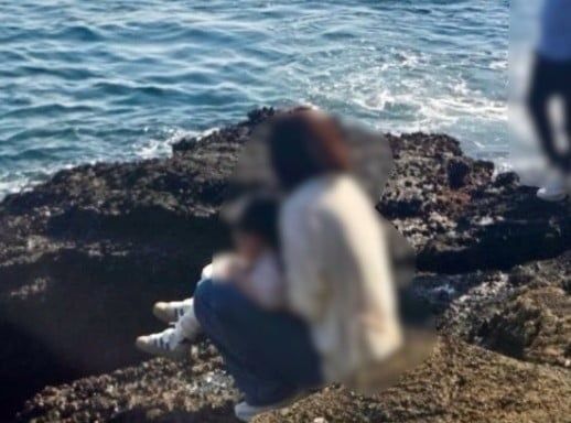 JoongAngDaily's tweet image. A Chinese tourist was caught allowing her young child to relieve themselves at Jeju’s Yongmeorihaean, a coast that has been designated as a natural monument, contaminating the site in the process. #jeju #tourists 

buff.ly/XMFuUOR