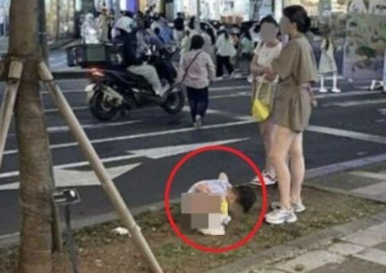 JoongAngDaily's tweet image. A Chinese tourist was caught allowing her young child to relieve themselves at Jeju’s Yongmeorihaean, a coast that has been designated as a natural monument, contaminating the site in the process. #jeju #tourists 

buff.ly/XMFuUOR