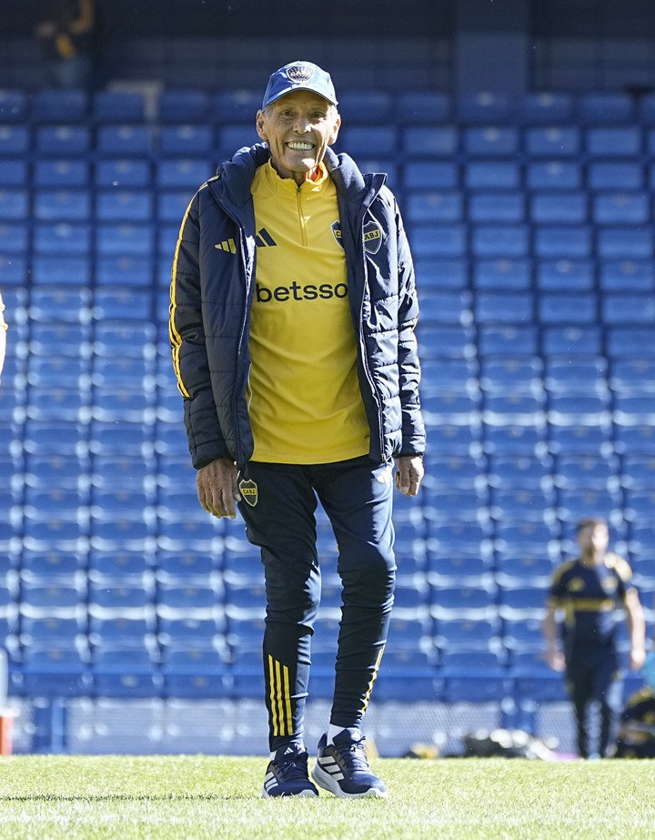 SANGREXENEIZE's tweet photo. "Enfocar 90 minutos en fútbol para mí es vida. Hay otra gente que lo busca de otra forma, de otra manera, pero nadie tiene la solución. Es como cada uno lo encuentra, ¿no?

Todos los días vivo soñando. Mi sueño es todos los días. Los sueños son cada mañana que vengo acá"

Miguel Ángel Russo en Infobae (2020)