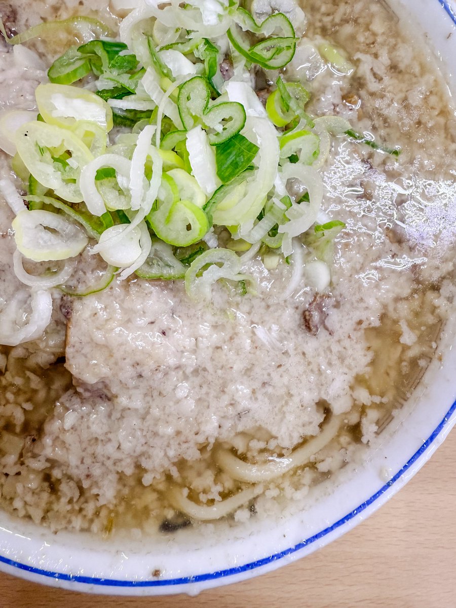 NRNL365's tweet photo. 🍜安福亭 本店
老麺 大油
煮干し系出汁が濃い！しっかりしたボディに大量の背脂！！相変わらずうまい！！長岡エリアはタマネギじゃなくて青ネギ！好き！！飲み干した！！ https://t.co/DYdi89mDO8