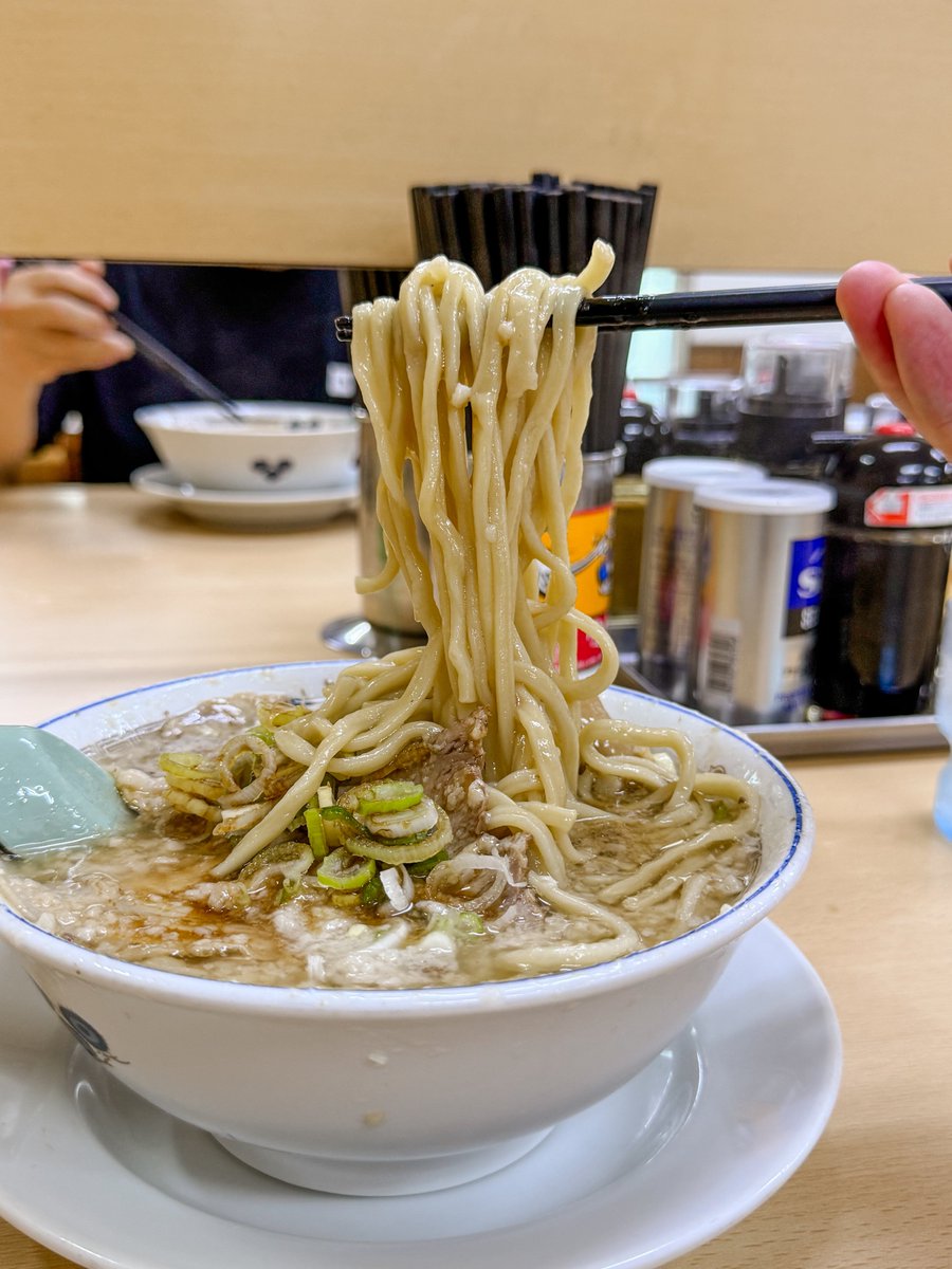 NRNL365's tweet photo. 🍜安福亭 本店
老麺 大油
煮干し系出汁が濃い！しっかりしたボディに大量の背脂！！相変わらずうまい！！長岡エリアはタマネギじゃなくて青ネギ！好き！！飲み干した！！ https://t.co/DYdi89mDO8
