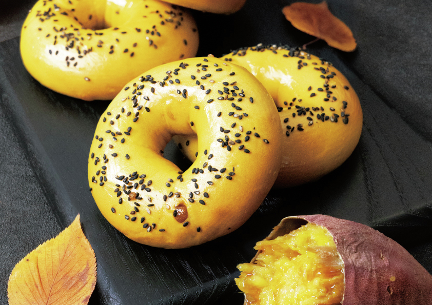 季節限定商品🥯10/15(水)～販売開始！

【焼き芋 -鹿児島県産安納芋-】
鹿児島県産の安納芋と黒蜜チップを練り込んだ、秋の限定ベーグルです。
蜜たっぷりの焼き芋をイメージして作りました🍠

※一部お取り扱いのない店舗もございます