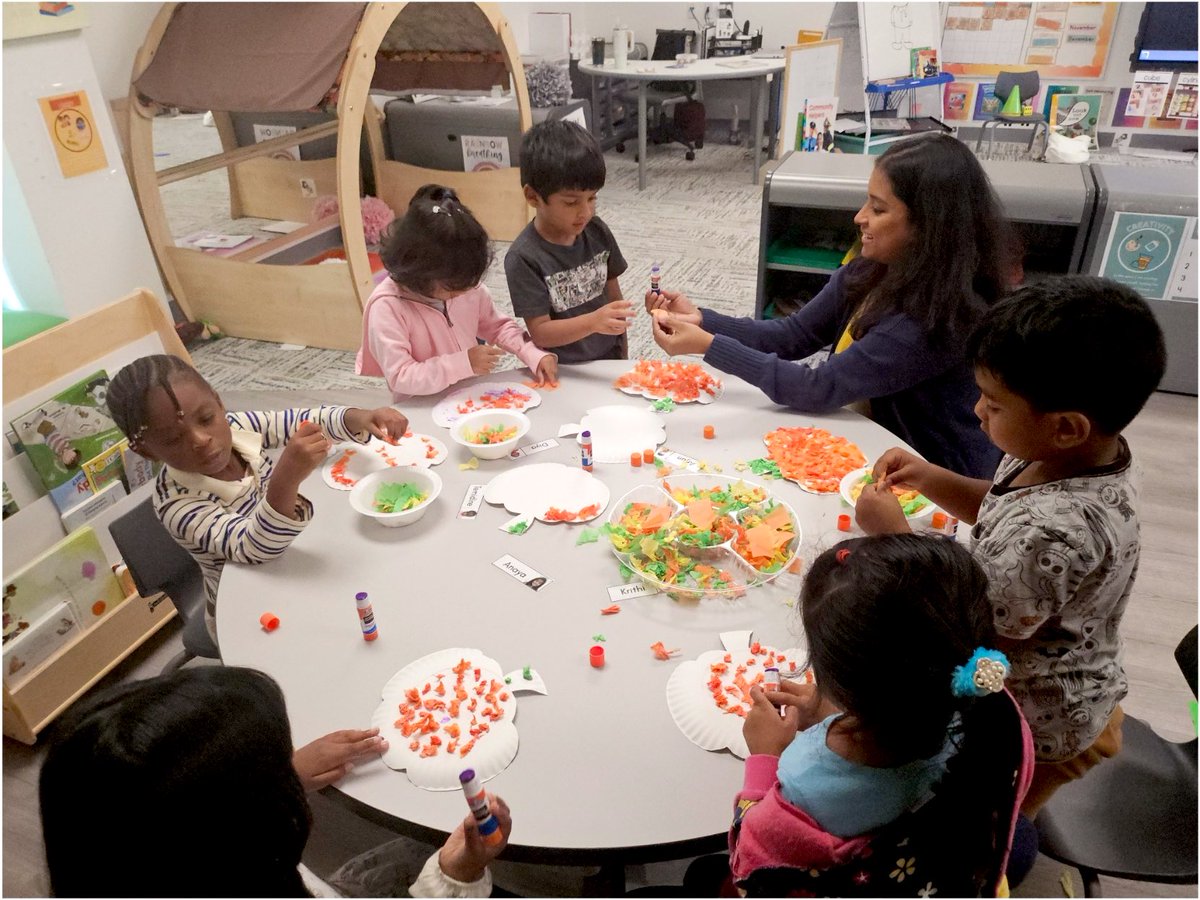 RemyaPreKMagic's tweet image. We made pumpkins with orange &amp;amp; green tissue 🎃Great for fine motor skills and figure-ground perception! We’d been tearing tissue in our sensory bins for 2-3 days and reused it for this craft The kids were so focused and loved it! #prek #fallfun #sensoryplay #calhounconnects