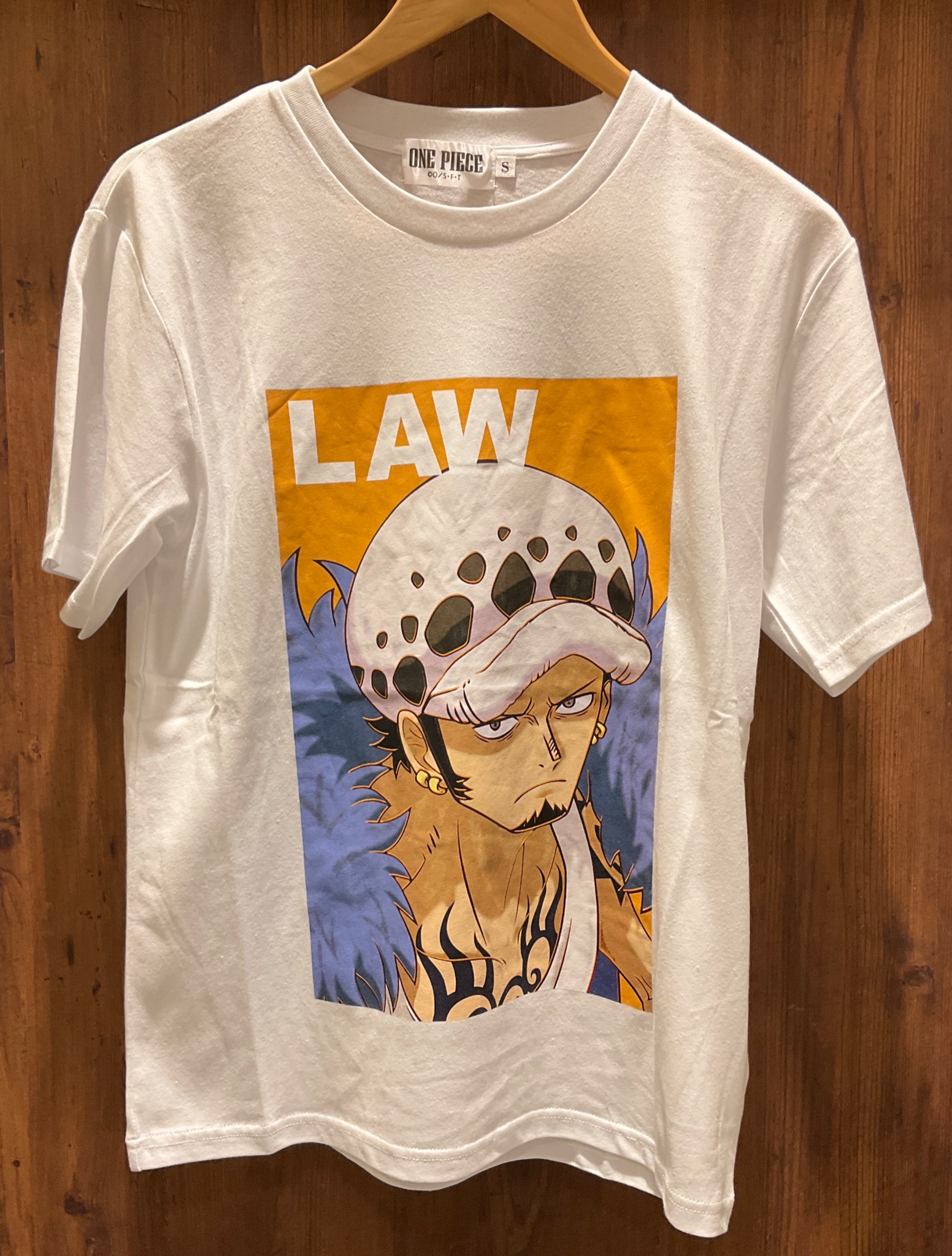 ワンピース 麦わらストア Tシャツ 缶バッジ トラファルガー・ロー トラファルガー・ローの誕生日を記念した「Tシャツ」が登場