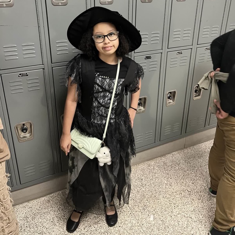 ErwinMSEagles's tweet image. Homecoming Week at Erwin Middle has been WILD!
🪄 Mon: Wicked/Wizard of Oz
🎯 Tues: Family Feud (Steve Harvey vs. Squid Games)
🎤 Wed: Motown vs. Hip Hop
Witches, game shows &amp;amp; dance battles—just a normal week here 😎❤️🤍💙#ErwinEagles #HomecomingWeek