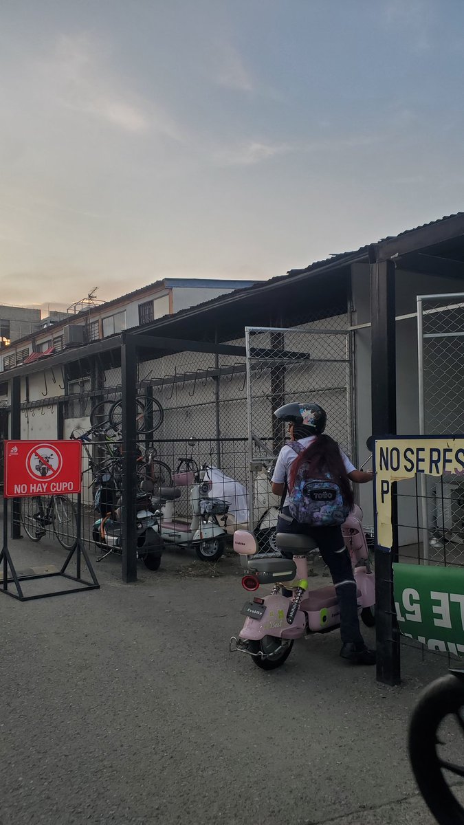 Me da un pesar estas peladas que andan en estas motos eléctricas y juran que van en una bicicleta eléctrica, no se dan cuenta del engaño que compraron y el problema que se nos vuelve que usen los biciparqueaderos y las ciclorrutas.