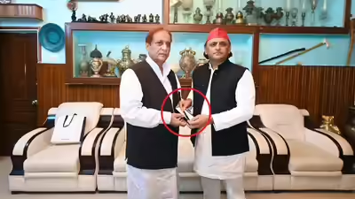 ZEEUPUK's tweet photo. #AkhileshYadav 

अखिलेश यादव ने आजम खान को तोहफे में दिया पेन
तोहफे को लेकर क्या बोले आजम खान ?
'पंचर जोड़ने वाले इंजन सही करने वालों के हाथ में भी कलम आए'
'उनके बच्चे भी स्कूल का मुंह देखेगें'

#AkhileshYadav #AzamKhan #SamajwadiParty #PDAFamily #UPPolitics #SPNews #AkhileshAzam #ZeeUPUK