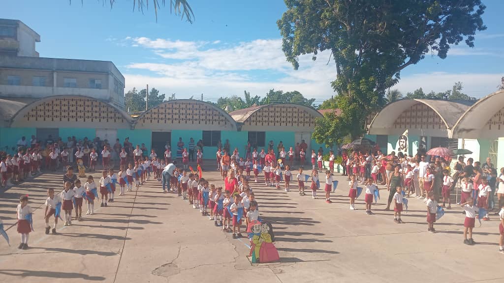 Cada 8 de Octubre los niños cubanos reciben el atributo que los identifica como pioneros Moncadistas o José Marti. Azul o Roja la pañoleta es cubana, revolucionaria y se lleva con el mayor orgullo por cada miembro de la opjm. #CubaMined