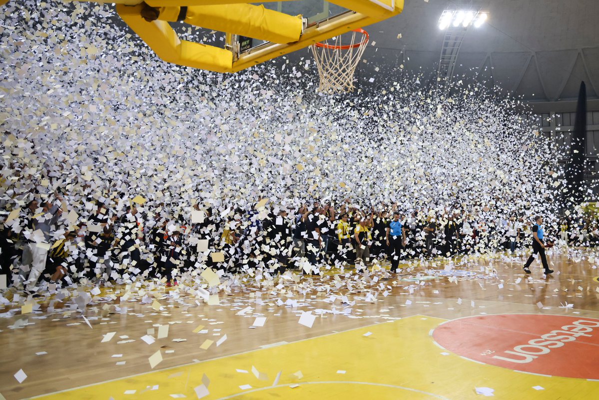 Όταν χιονίζει Οκτώβριο μήνα...
#ArisBC #FuelTheFlame #EuroCup
Snowing in October...