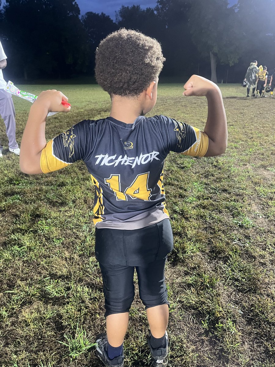 _natalya__p's tweet photo. 🔥🔥🔥 I love this shit I swear !!!!! Only 5 going against anybody any size !!! Quit playing w em 🏈 #14 #lobos4life https://t.co/8v86LnTGtV