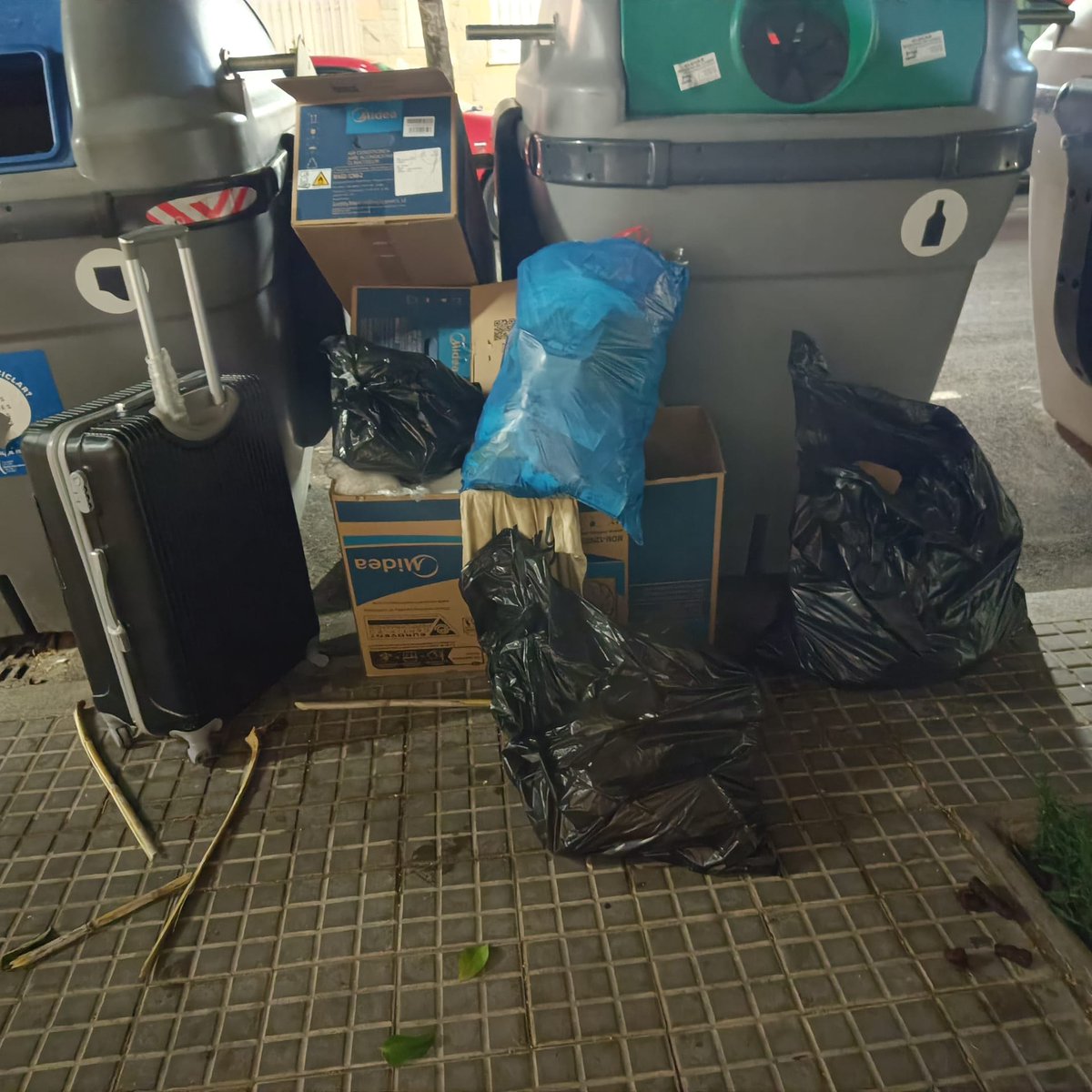 AlexRiguillo's tweet photo. C/Onze Setembre, #Mollet.

Viure amb 6 contenidors davant les finestres (cuina i habitacions) de casa.

Ens esteu fent viure en una deixalleria.

Dia #558.

@PSCMollet @molletopina @JuntsMollet @aramolleterc @EUiAMollet @residuscat @DiariSomMollet @el9nou_vor @sindicdegreuges https://t.co/iwLvHFGhPR