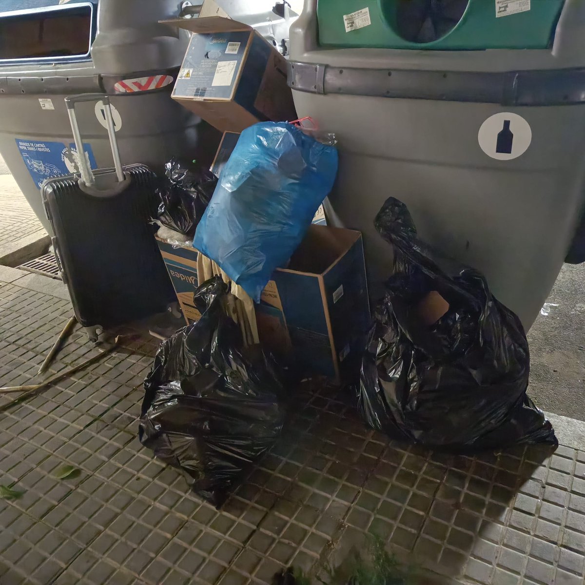 AlexRiguillo's tweet photo. C/Onze Setembre, #Mollet.

Viure amb 6 contenidors davant les finestres (cuina i habitacions) de casa.

Ens esteu fent viure en una deixalleria.

Dia #558.

@PSCMollet @molletopina @JuntsMollet @aramolleterc @EUiAMollet @residuscat @DiariSomMollet @el9nou_vor @sindicdegreuges https://t.co/iwLvHFGhPR