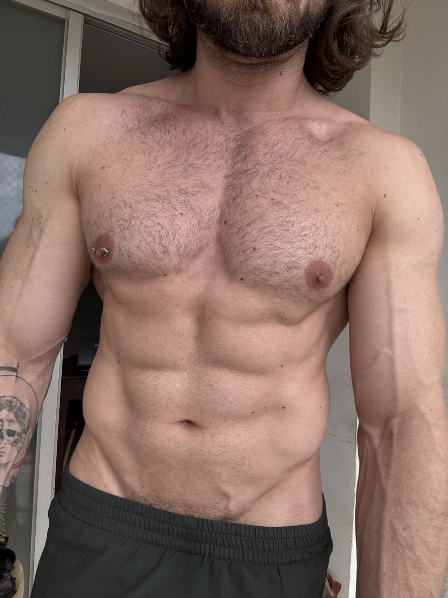 FooooiMal's tweet image. Peitos masculinos