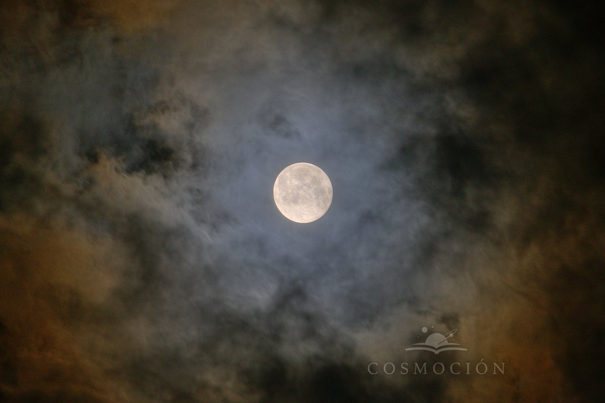 Anoche, mientras #Valladolid dormía, la Luna reinaba en todo lo alto con su corona. 
Llamamos corona lunar a ese efecto óptico atmosférico que forma un halo de colores en las nubes próximas a la Luna. 
La foto es un HDR de 5 tomas espaciadas 2EV.