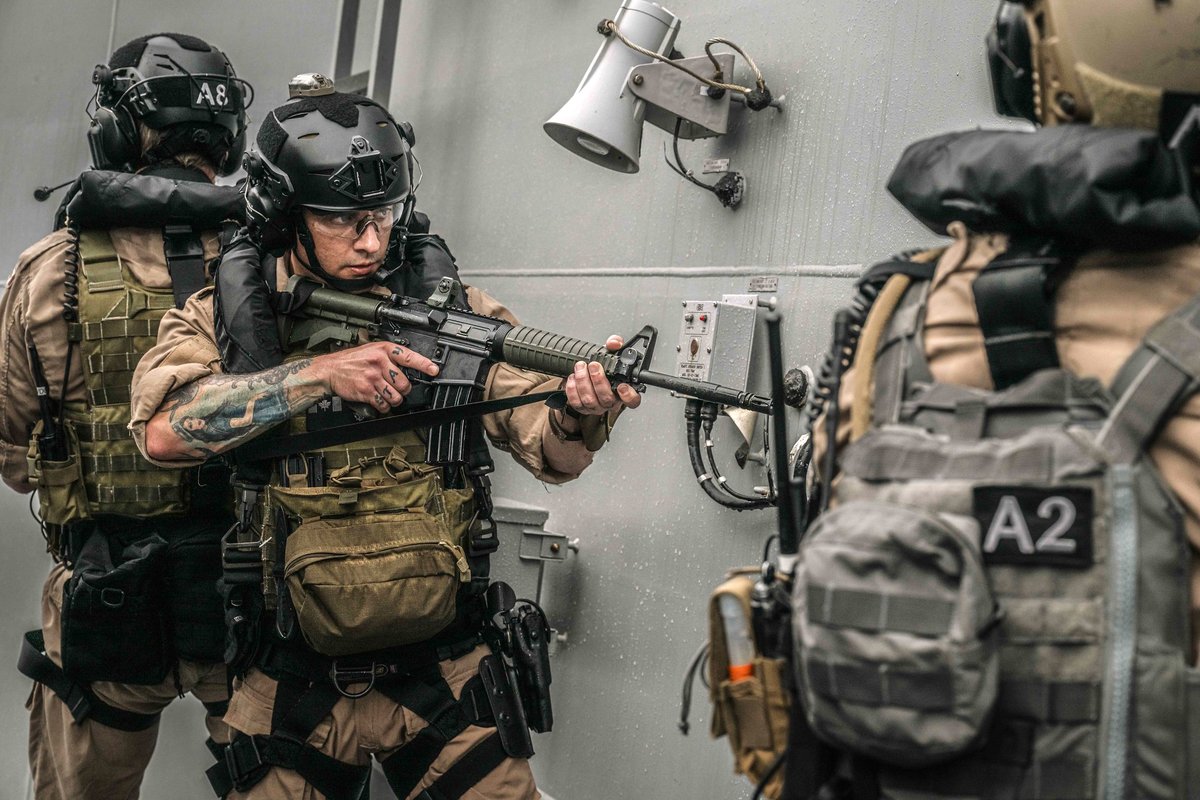 ForcesCanada's tweet image. Des membres de l’équipe d’arraisonnement des navires du NCSM Ville de Québec effectuent un exercice d’arraisonnement à bord du HMAS Brisbane lors d’une simulation au cours de l’#OpHORIZON, dans la mer de Chine méridionale, le 4 septembre 2025.