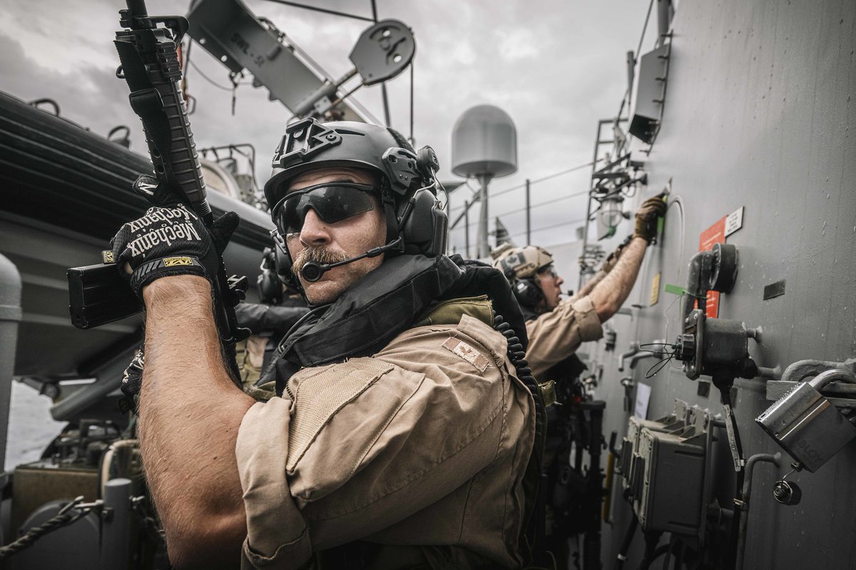 CanadianForces's tweet image. Members of HMCS Ville de Québec’s Naval Boarding Party conduct a simulated boarding exercise onboard HMAS Brisbane during #OpHORIZON in the South China Sea on September 4, 2025.